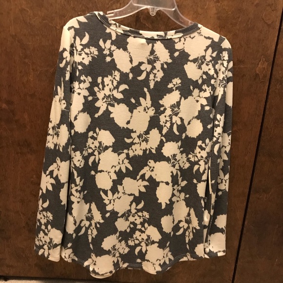 🆕 Soft grey floral top - Picture 4 of 4